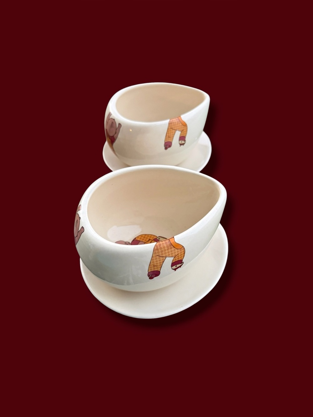 A pair of bows and saucer